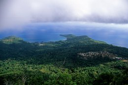 Archipel-des-Comores;-Côte;-Forêt;-France;-Kaleidos;-Kaleidos-images;-La-parole-à-limage;-Laurent-Abad;-Mayotte;-Nuages;-Océan-Indien;-Presquîle;-Stories-Pictures;-Village;-Vue-en-surplomb